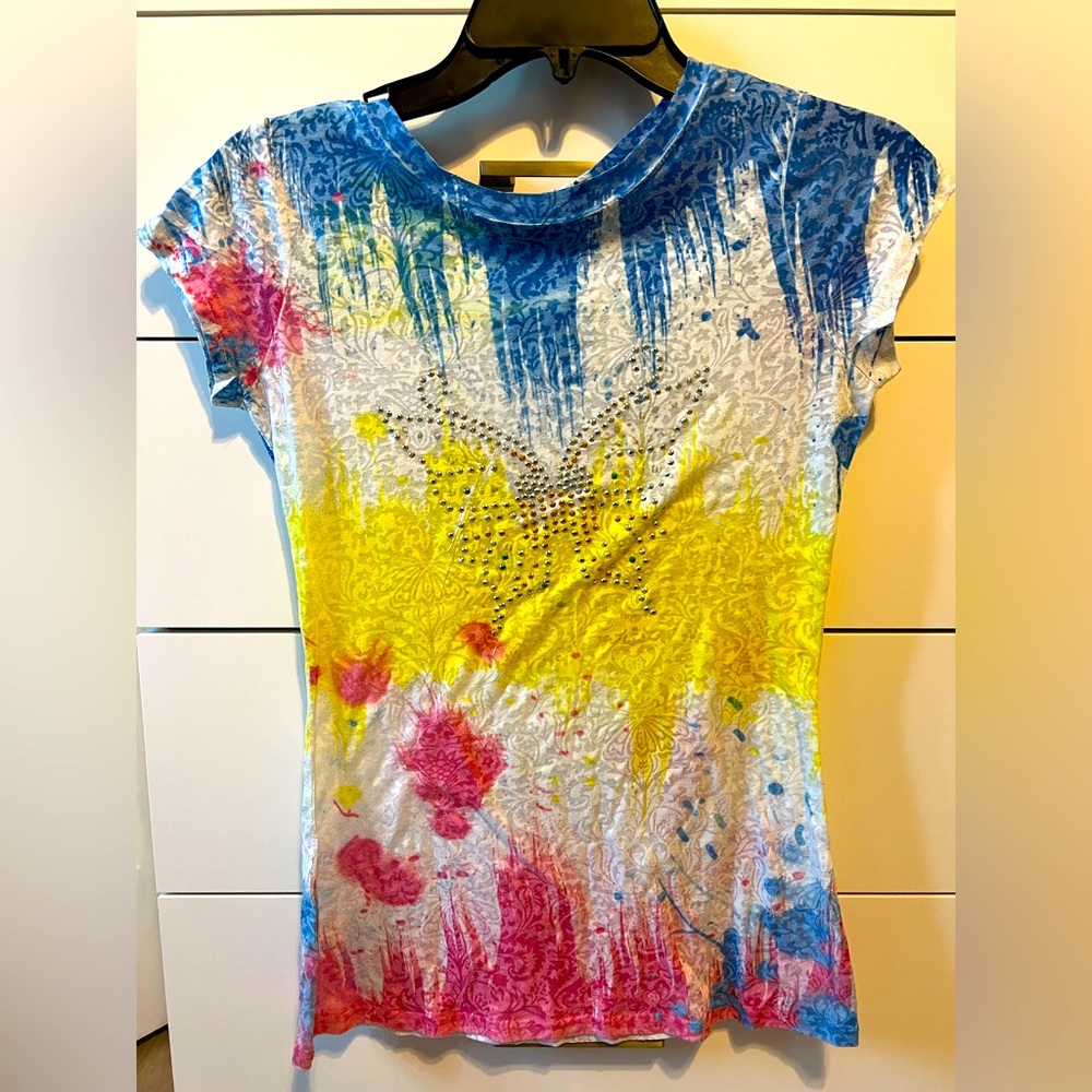 Cute butterfly rhinestones with paint splatter shirt size small🦋